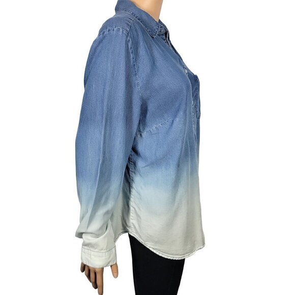 Chico's Women's Ombre Blue to White Button Down Shirt in a Size 2 (Large) - Picture 8 of 13